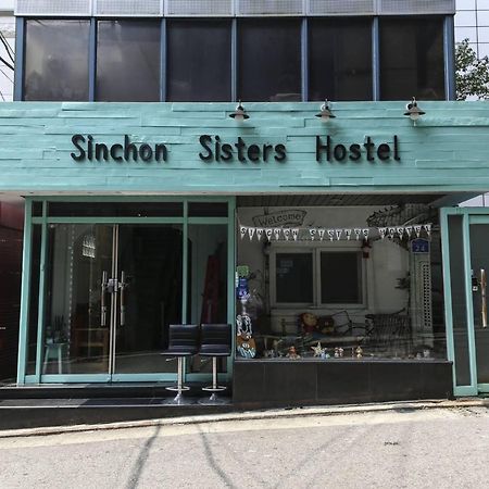 Sinchon Sisters Hostel Seoul Bagian luar foto