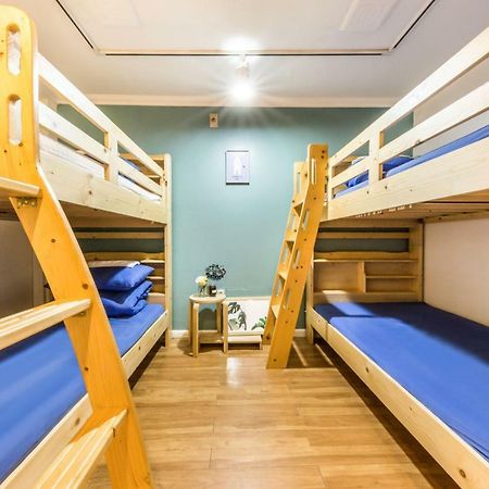 Sinchon Sisters Hostel Seoul Bagian luar foto