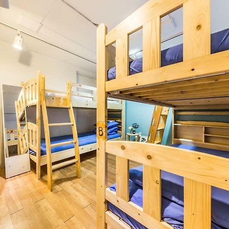 Sinchon Sisters Hostel Seoul Bagian luar foto