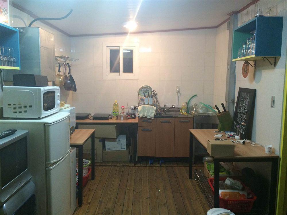 Sinchon Sisters Hostel Seoul Bagian luar foto