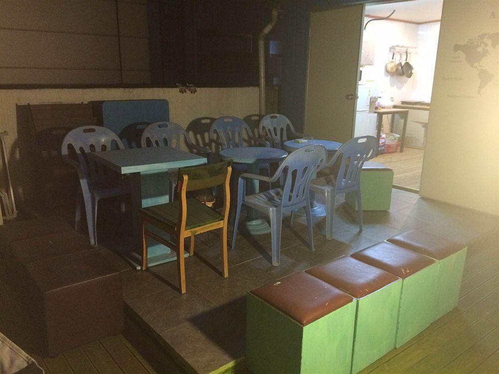 Sinchon Sisters Hostel Seoul Bagian luar foto