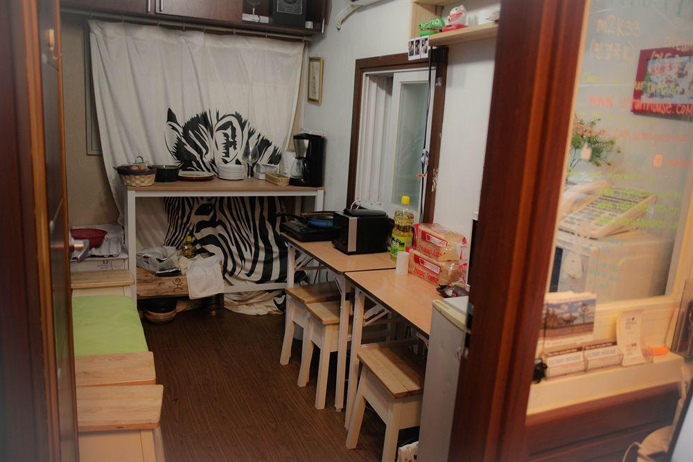 Sinchon Sisters Hostel Seoul Bagian luar foto