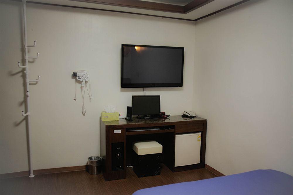 Sinchon Sisters Hostel Seoul Bagian luar foto