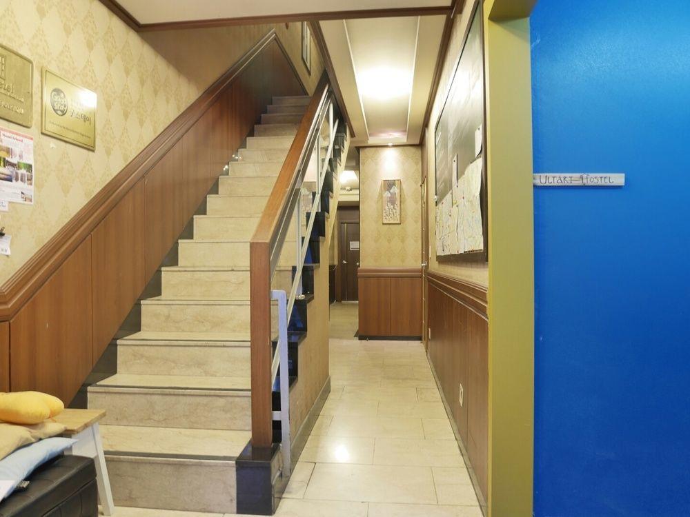 Sinchon Sisters Hostel Seoul Bagian luar foto