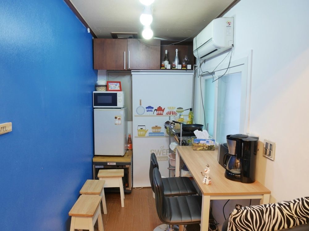 Sinchon Sisters Hostel Seoul Bagian luar foto