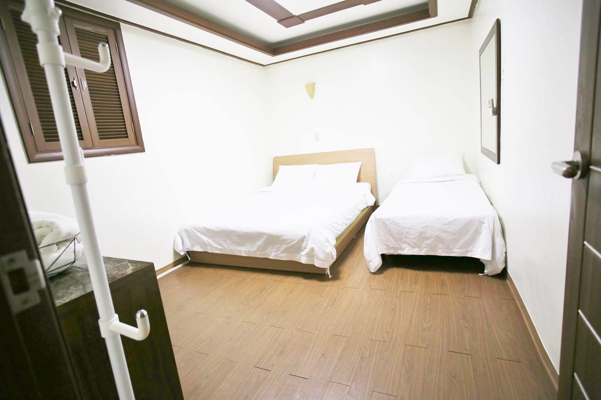 Sinchon Sisters Hostel Seoul Bagian luar foto