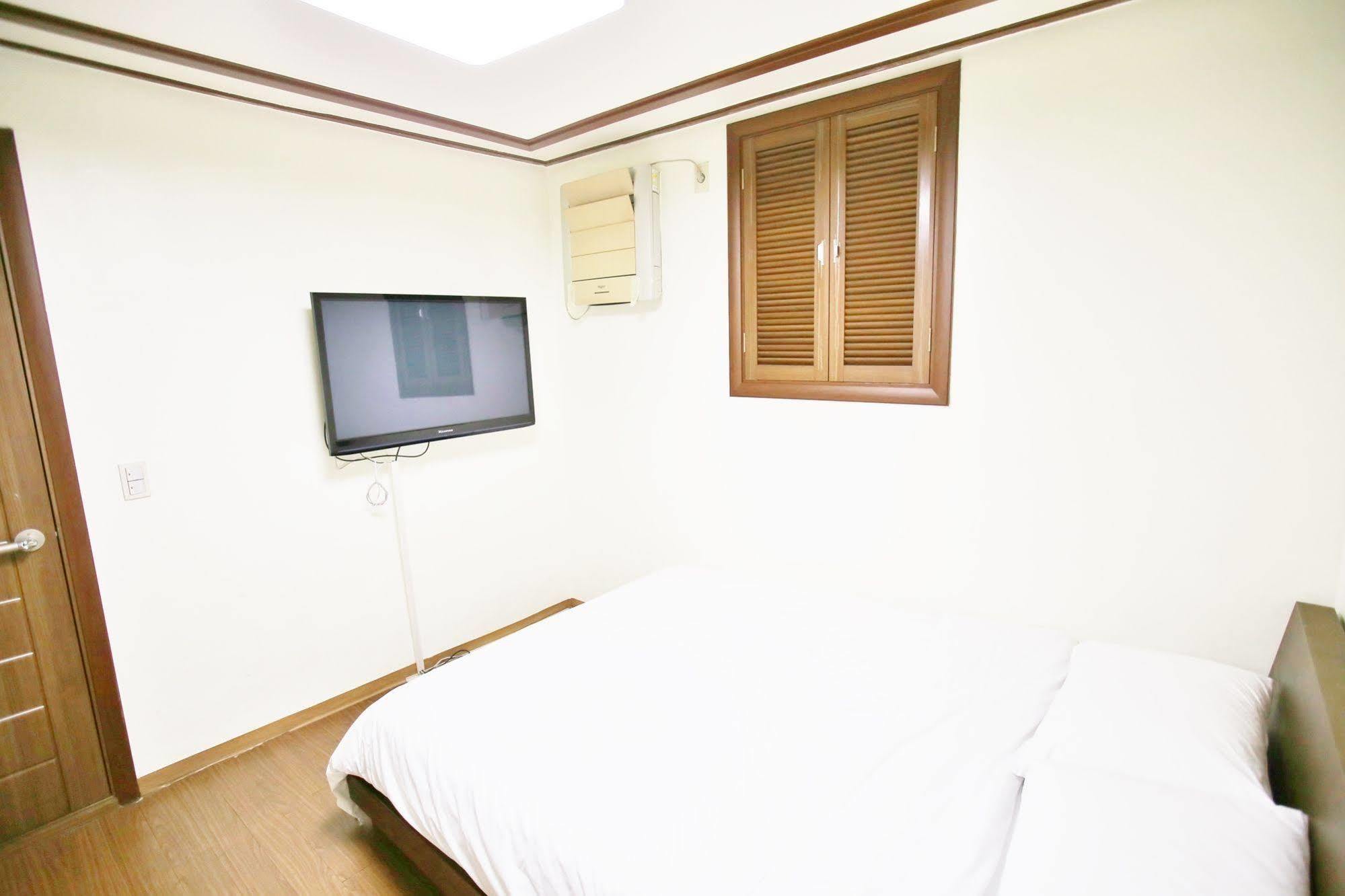 Sinchon Sisters Hostel Seoul Bagian luar foto