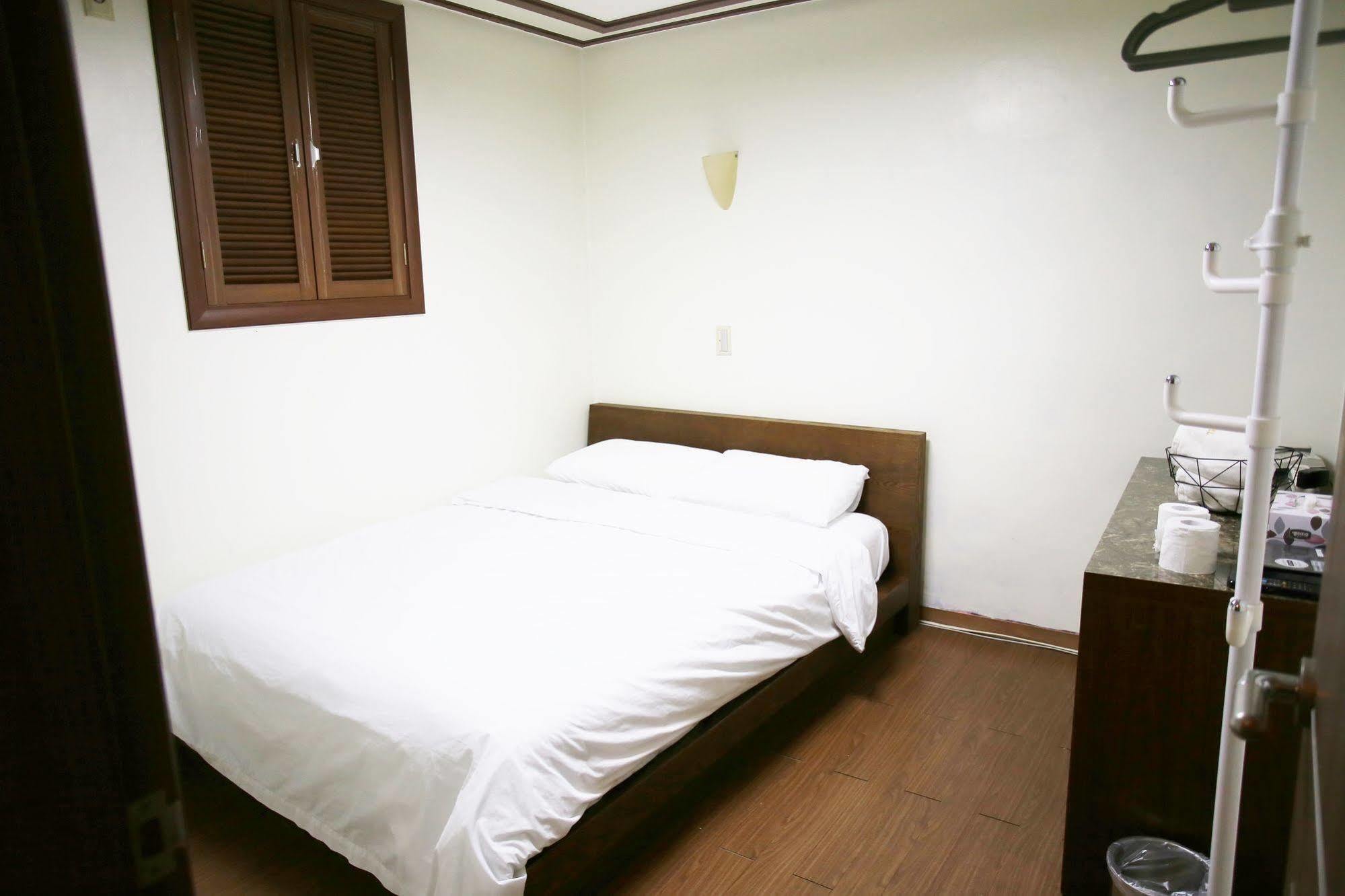 Sinchon Sisters Hostel Seoul Bagian luar foto