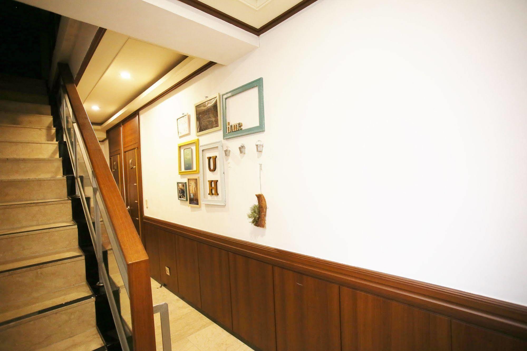 Sinchon Sisters Hostel Seoul Bagian luar foto