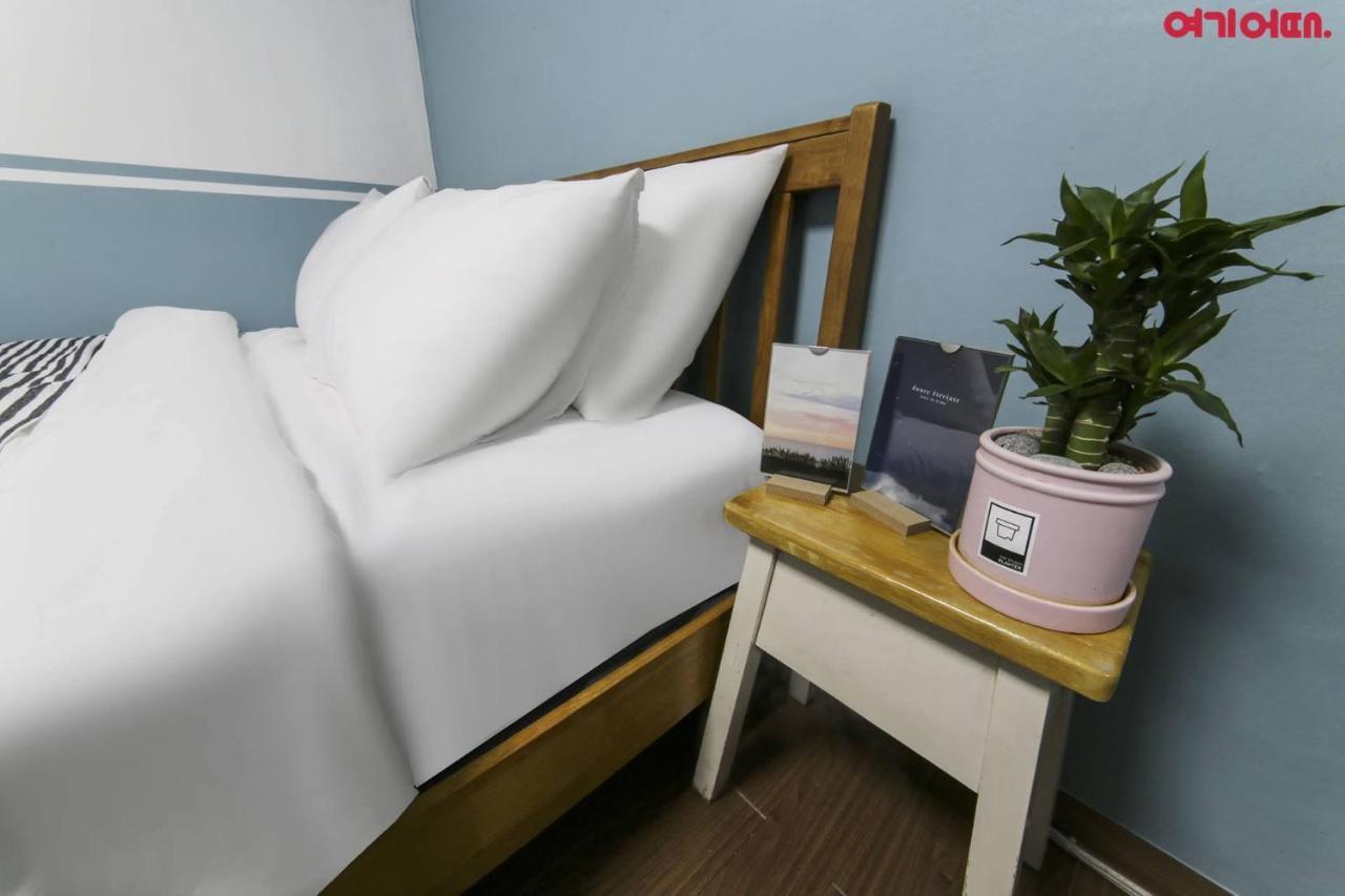 Sinchon Sisters Hostel Seoul Bagian luar foto