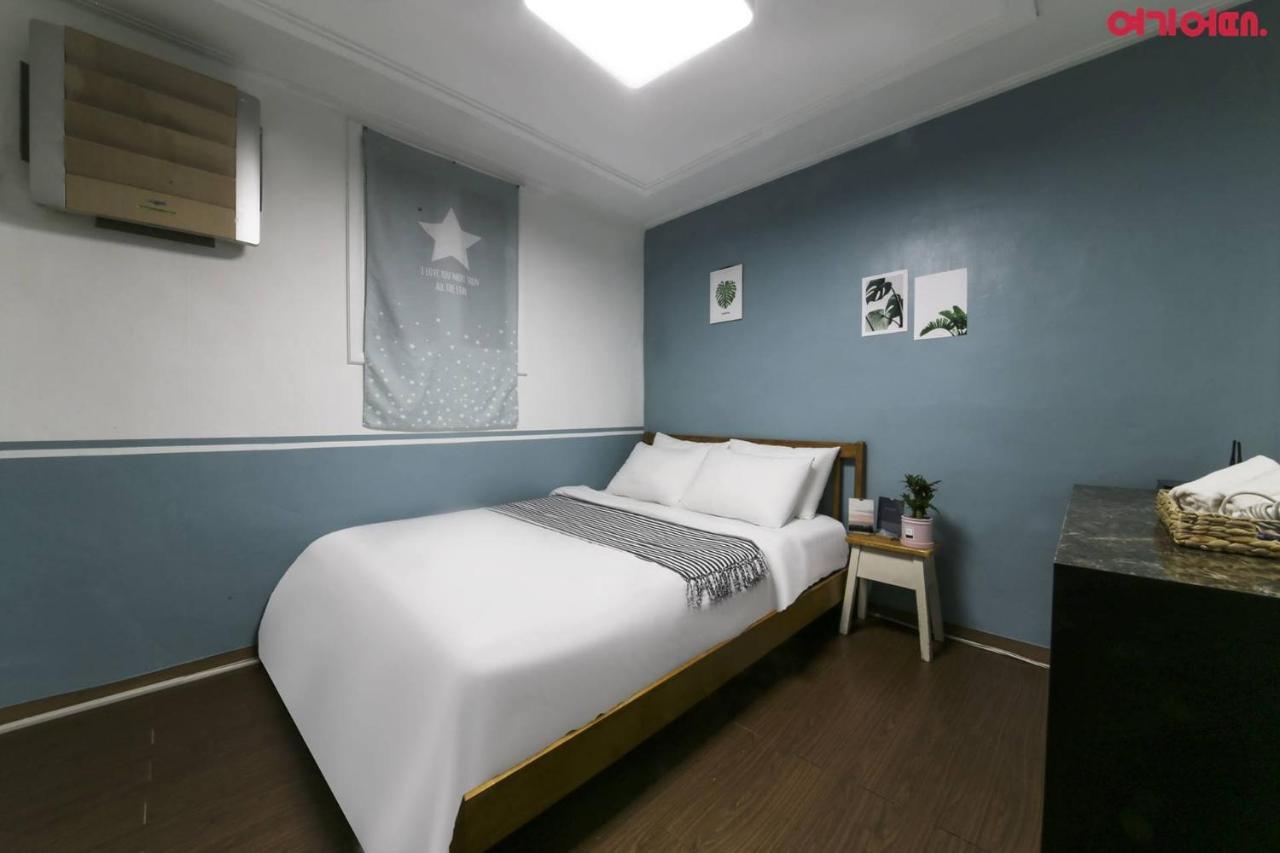 Sinchon Sisters Hostel Seoul Bagian luar foto