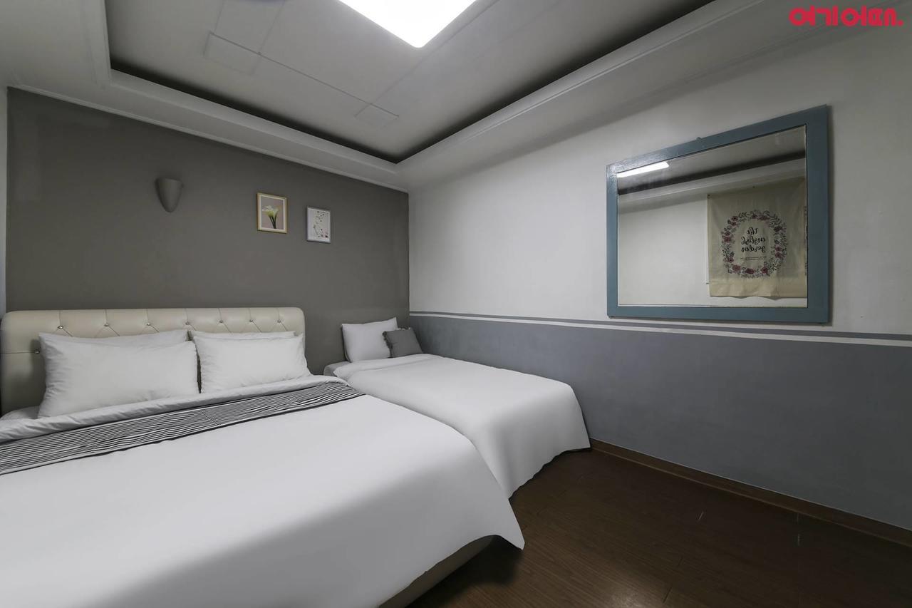 Sinchon Sisters Hostel Seoul Bagian luar foto