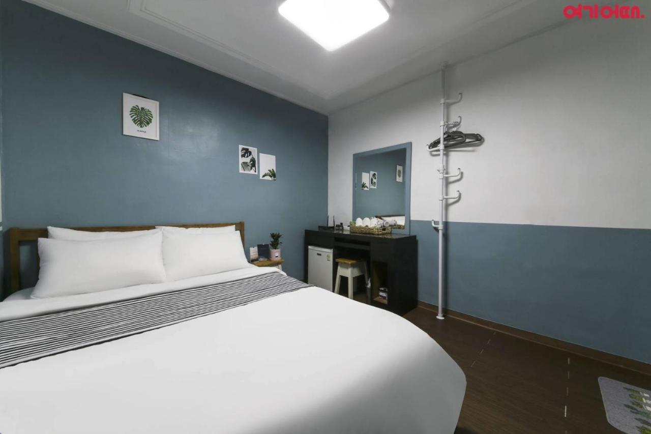 Sinchon Sisters Hostel Seoul Bagian luar foto