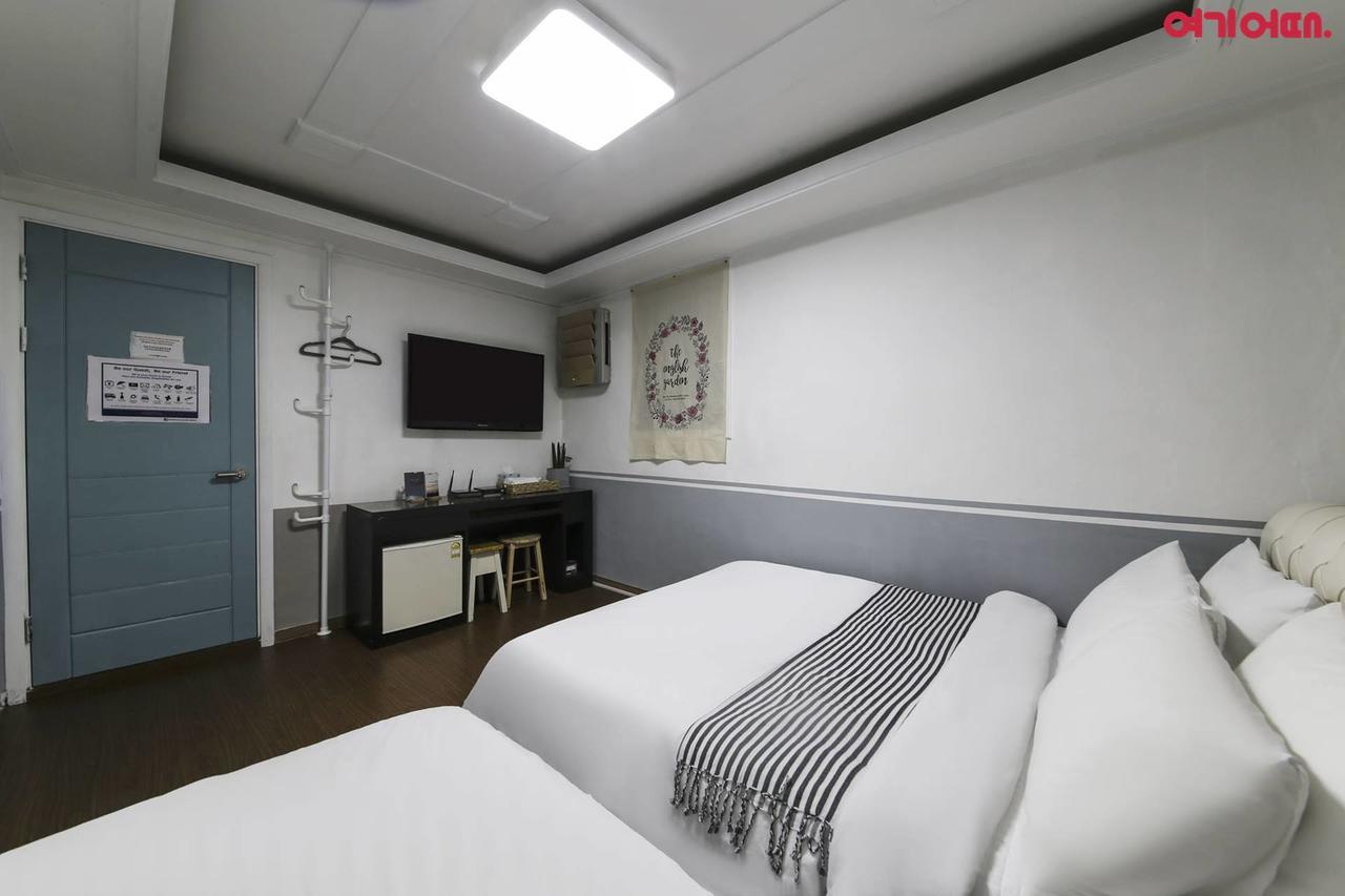Sinchon Sisters Hostel Seoul Bagian luar foto