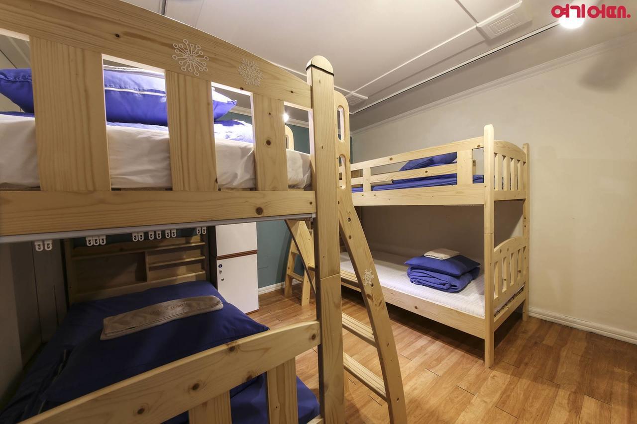 Sinchon Sisters Hostel Seoul Bagian luar foto