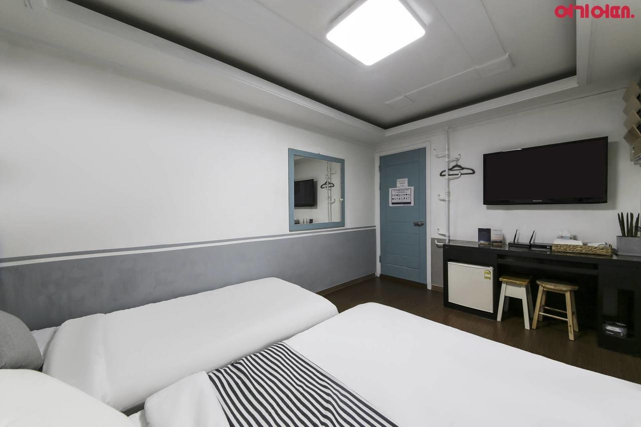 Sinchon Sisters Hostel Seoul Bagian luar foto