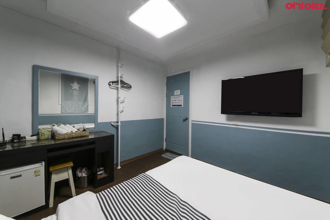 Sinchon Sisters Hostel Seoul Bagian luar foto