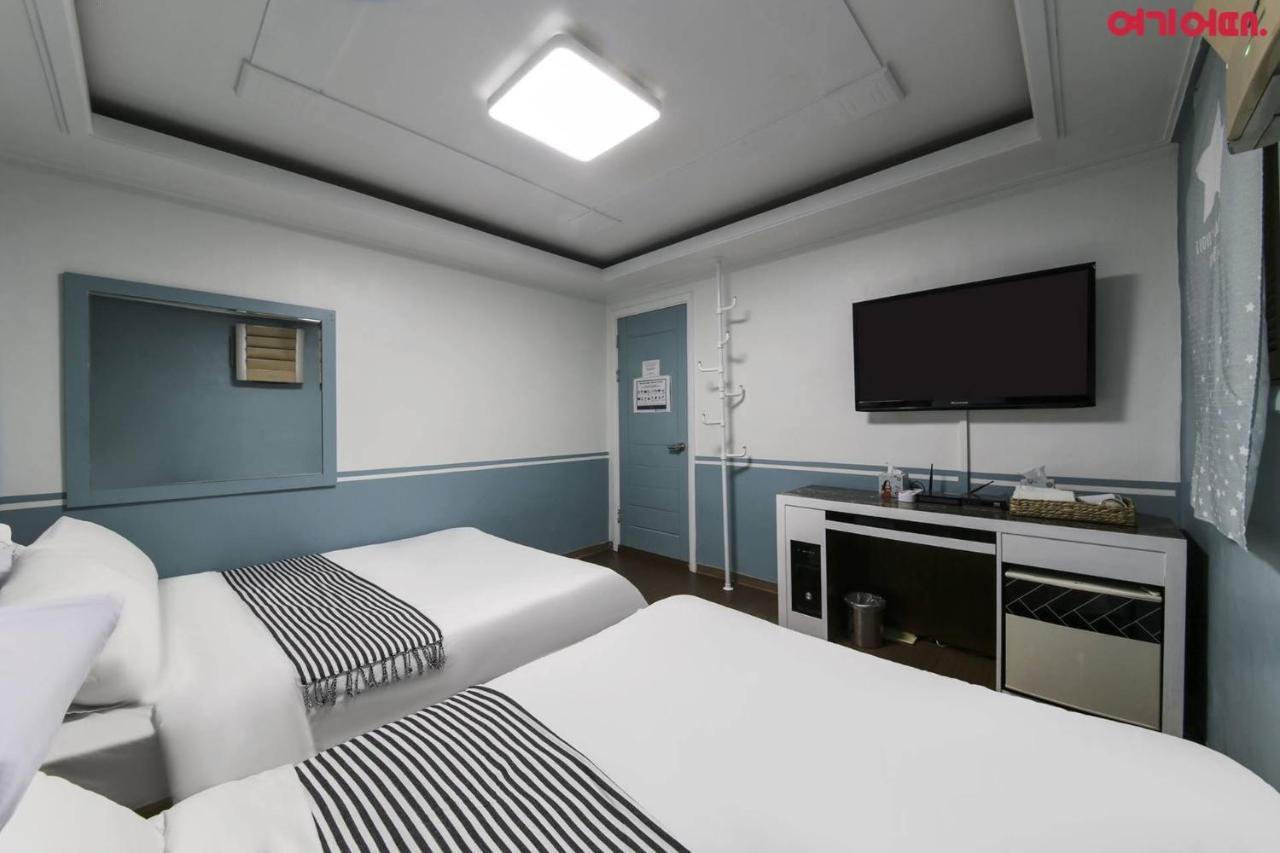 Sinchon Sisters Hostel Seoul Bagian luar foto