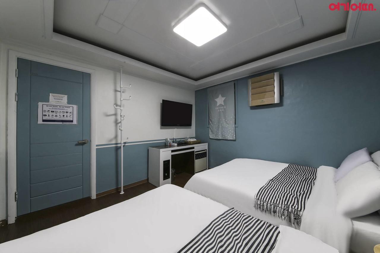 Sinchon Sisters Hostel Seoul Bagian luar foto