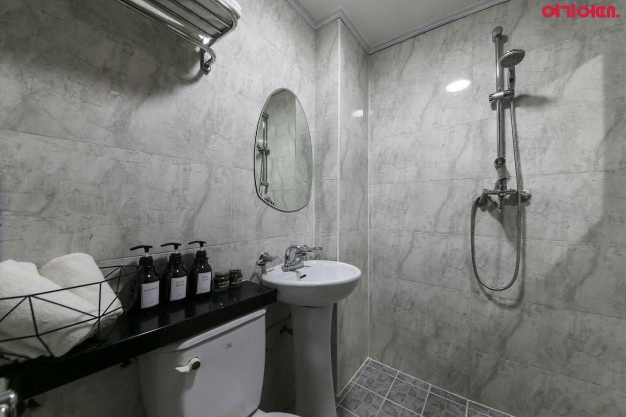 Sinchon Sisters Hostel Seoul Bagian luar foto