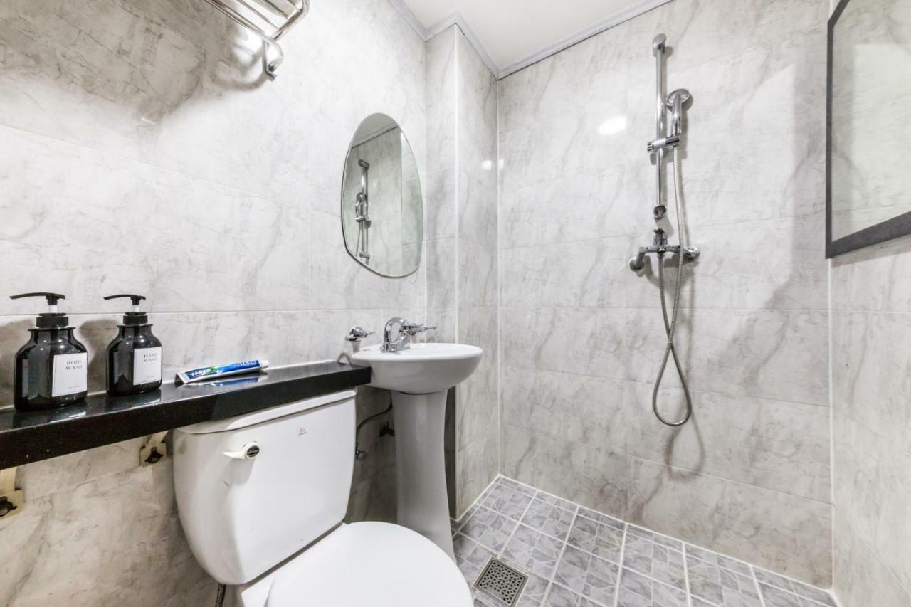 Sinchon Sisters Hostel Seoul Bagian luar foto